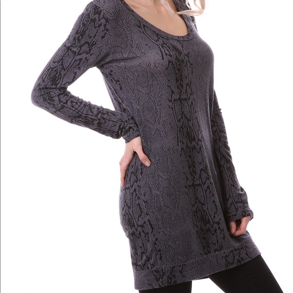 NWOT Snakeskin print tunic top, size M, by Enti